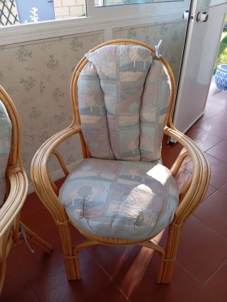 Conjunto  mesa y sillas de mimbre nuevo