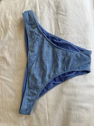 Bikini azul con estampado floral