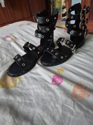 Sandalias gladiador negras con hebillas
