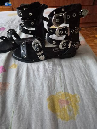 Sandalias gladiador negras con hebillas