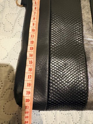 Bolso negro con tiras y asa