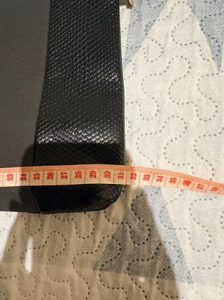 Bolso negro con tiras y asa