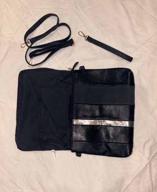 Bolso negro con tiras y asa