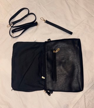 Bolso negro con tiras y asa