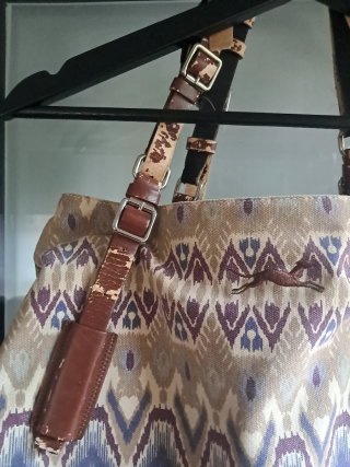 Bolso Bimba y Lola. las asas estan destrozadas.
