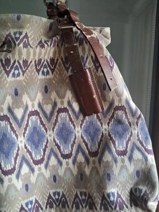 Bolso Bimba y Lola. las asas estan destrozadas.