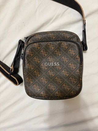 Bolsito Guess Marrón y Negro