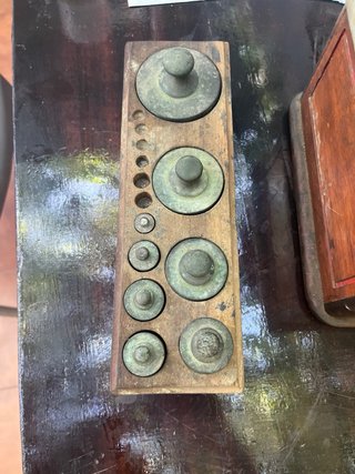 Balanza vintage con juego de pesas original
