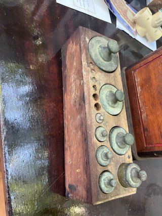 Balanza vintage con juego de pesas original