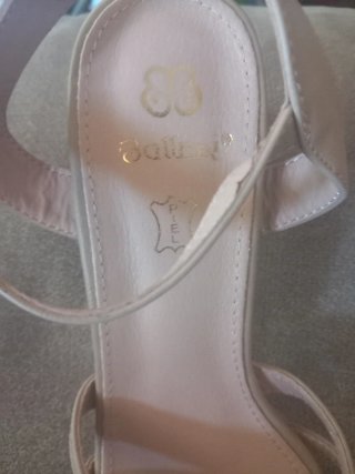 Sandalias tacón cómodo beige/dorado a estrenar