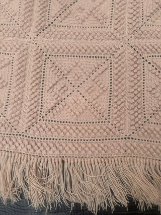colcha crochet o ganchillo hecha a mano , cafe con