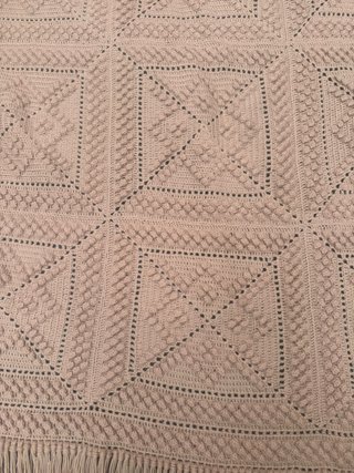 colcha crochet o ganchillo hecha a mano , cafe con