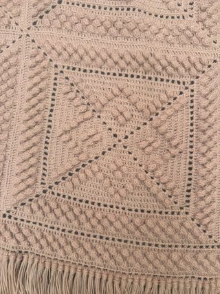 colcha crochet o ganchillo hecha a mano , cafe con