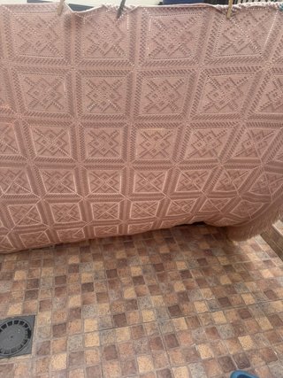 colcha crochet o ganchillo hecha a mano , cafe con