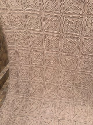 colcha crochet o ganchillo hecha a mano , cafe con