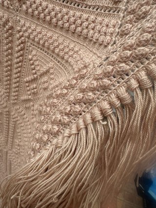 colcha crochet o ganchillo hecha a mano , cafe con