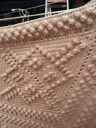 colcha crochet o ganchillo hecha a mano , cafe con