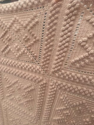 colcha crochet o ganchillo hecha a mano , cafe con