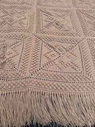 colcha crochet o ganchillo hecha a mano , cafe con