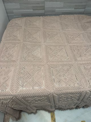 colcha crochet o ganchillo hecha a mano , cafe con