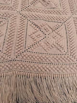 colcha crochet o ganchillo hecha a mano , cafe con