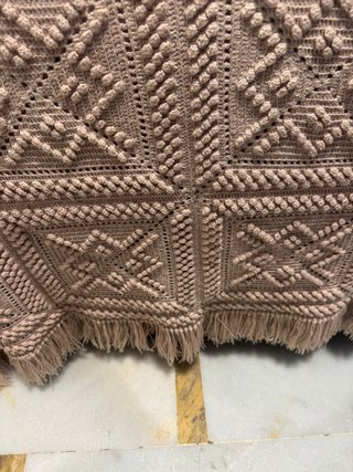colcha crochet o ganchillo hecha a mano , cafe con