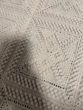 colcha crochet o ganchillo hecha a mano , cafe con
