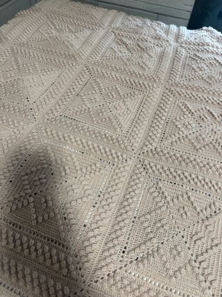 colcha crochet o ganchillo hecha a mano , cafe con