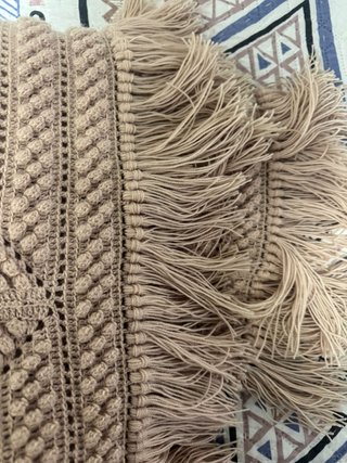 colcha crochet o ganchillo hecha a mano , cafe con