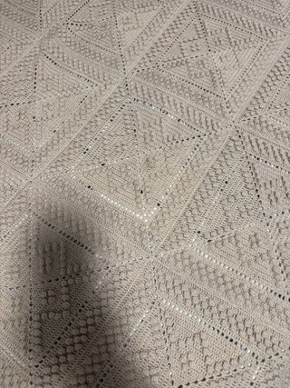 colcha crochet o ganchillo hecha a mano , cafe con