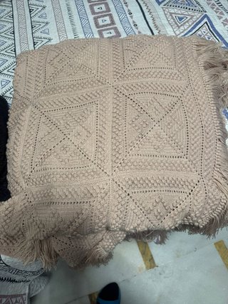 colcha crochet o ganchillo hecha a mano , cafe con