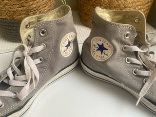 Zapatilla converse  “botín gris y blanco”