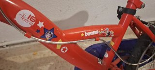 Bicicleta infantil roja y azul