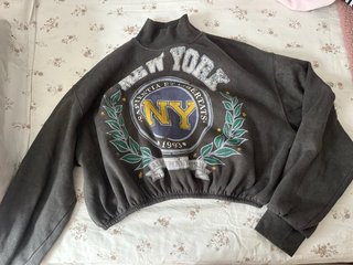 Sudadera Zara NY con cuello alto gris