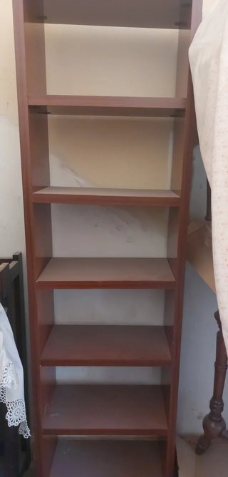Estantería de madera marrón