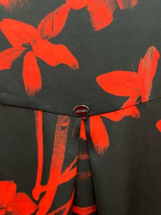 Blusa Guess floral negra y roja. Estilo japonés