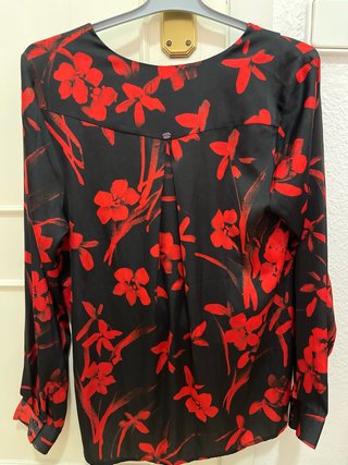 Blusa Guess floral negra y roja. Estilo japonés