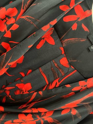 Blusa Guess floral negra y roja. Estilo japonés