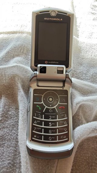 Motorola V3x Vodafone Plata + Cargador Original