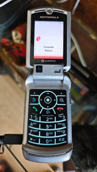 Motorola V3x Vodafone Plata + Cargador Original