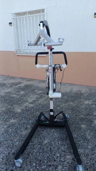 Grúa transporta personas