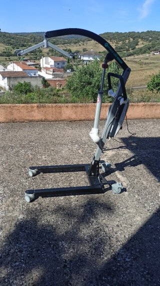 Grúa transporta personas