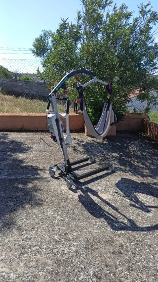 Grúa transporta personas