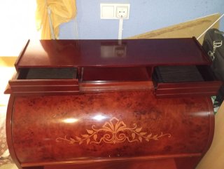 Escritorio de madera con tapa enrollable