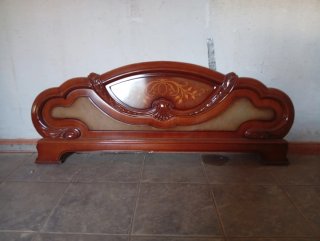 Cabecero de cama de madera tallada