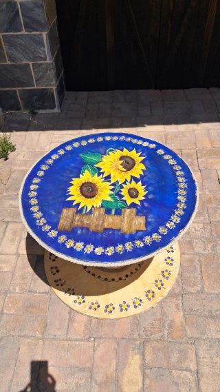 Mesa de madera hecha a mano con bobina de cable