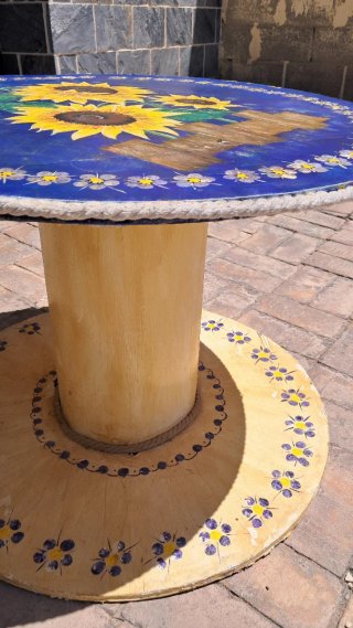 Mesa de madera hecha a mano con bobina de cable