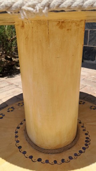 Mesa de madera hecha a mano con bobina de cable