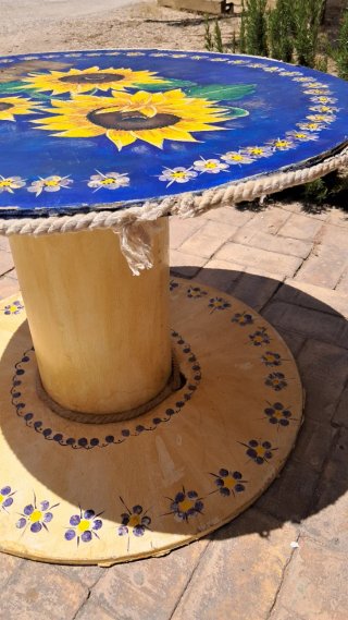 Mesa de madera hecha a mano con bobina de cable