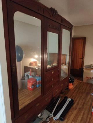 Armario de madera y cristal de 1930